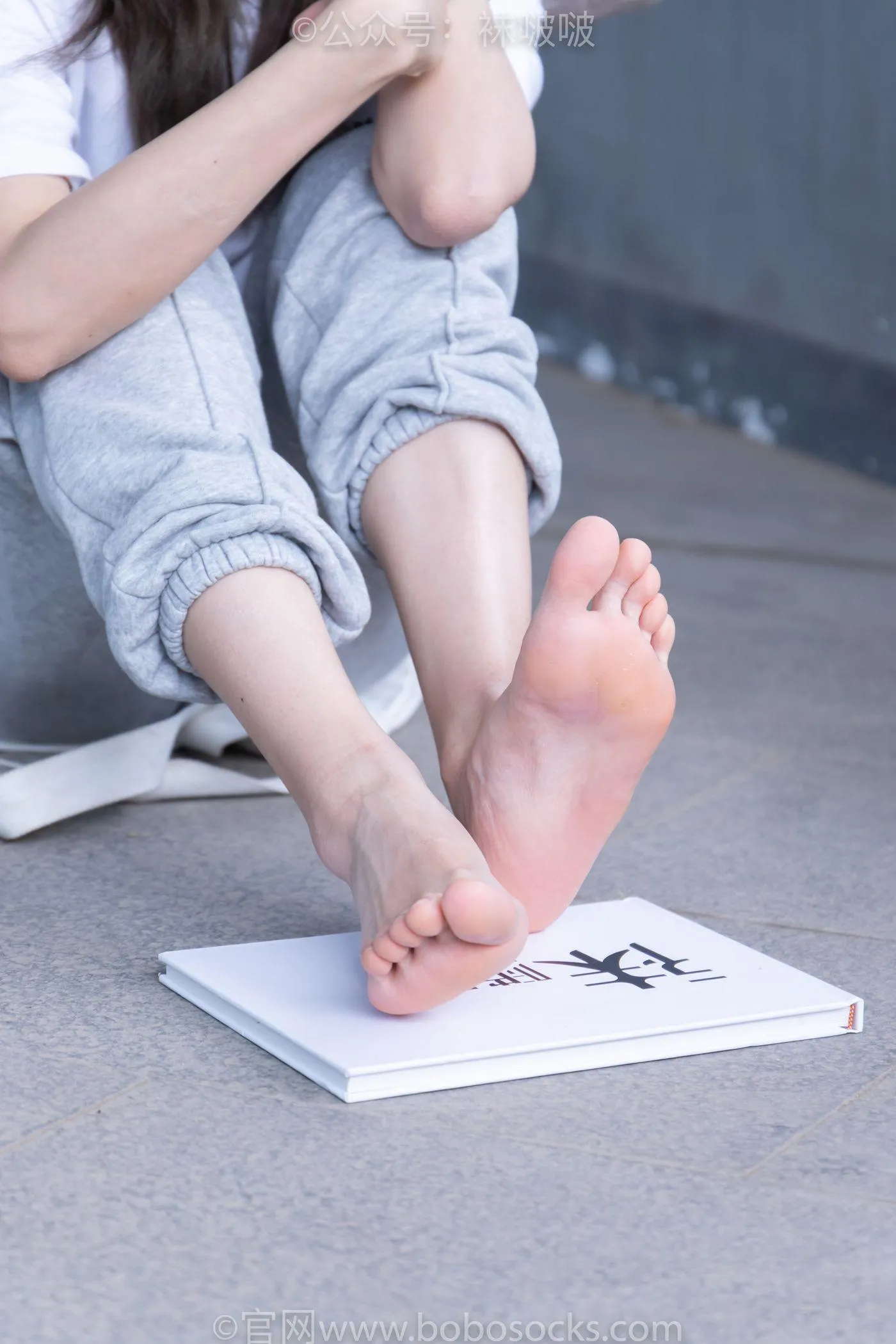 [BoBoSocks袜啵啵]NO.012 泡芙-运动鞋、白棉袜、裸足 [132P]插图6